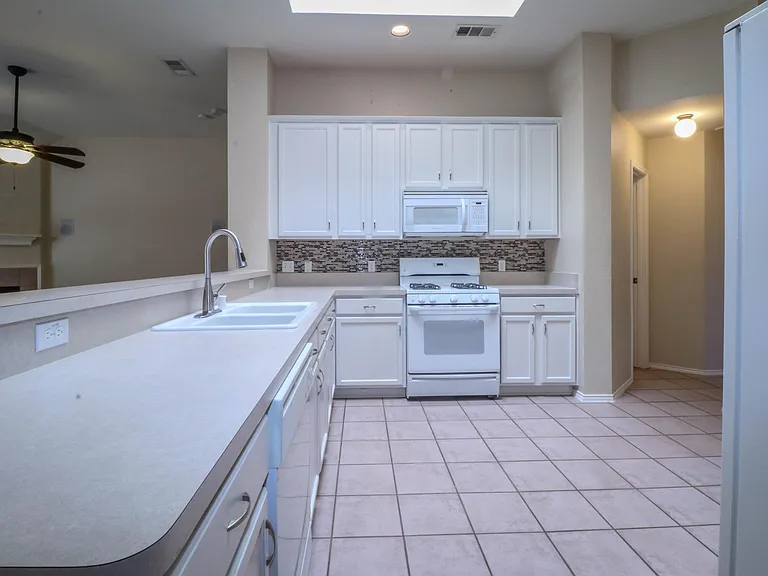 1507 Nightingale Ln — Photo 9