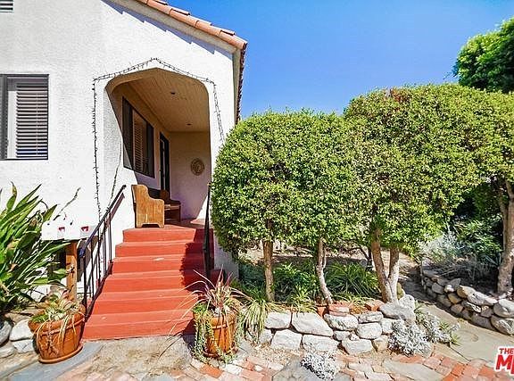 Steps to porch and front door