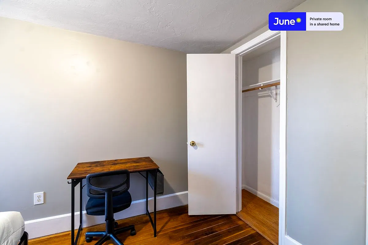Queen bedroom in 4 bed/2 bath home in Newton Corner #925 B — Photo 4