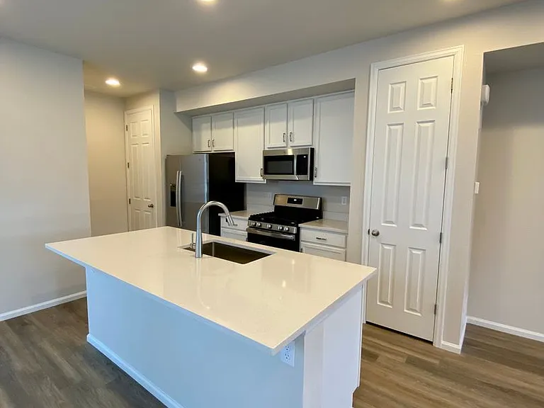 8739 Scarborough Dr — Photo 7