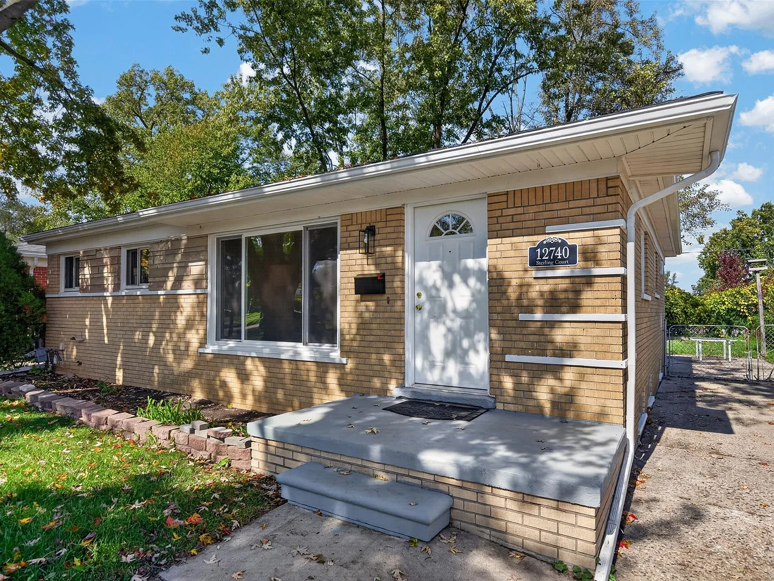 3 bed, 1.5 bath, 1060 sqft, $2,400 — Photo 4
