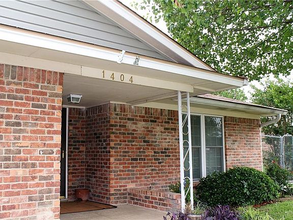 2nd image of 1404 Hermitage Dr