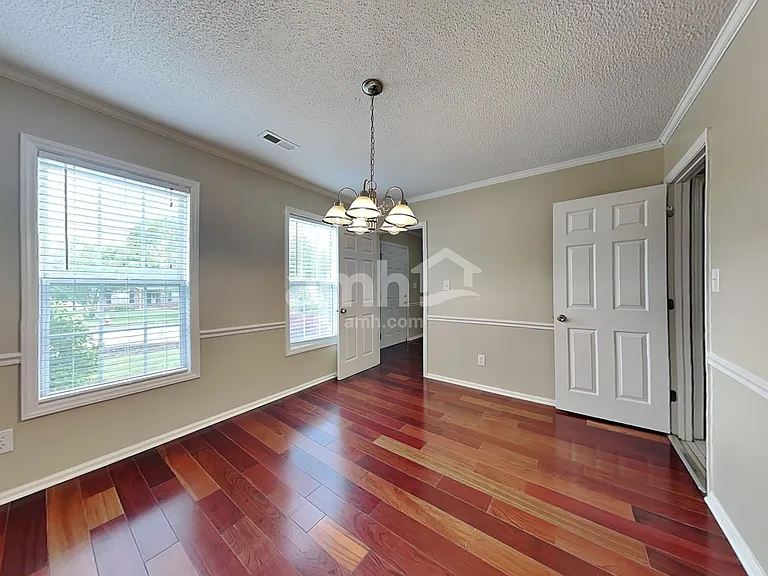 400 Wyndham Ave — Photo 5