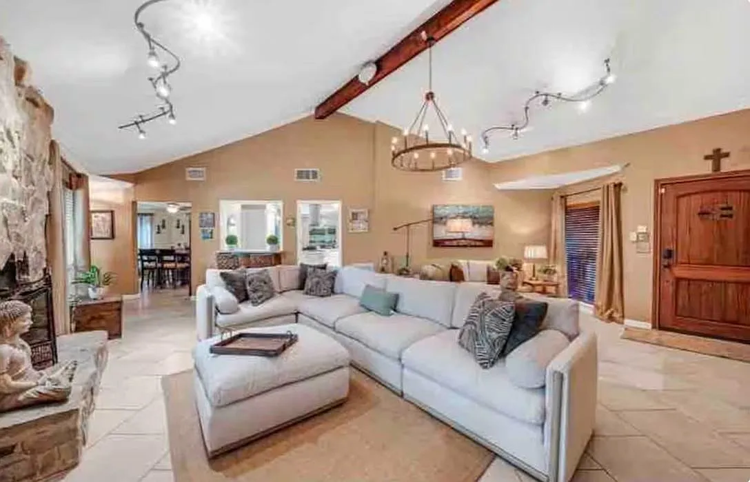 3 bed, 2.0 bath, 1744 sqft, $5,900 — Photo 3