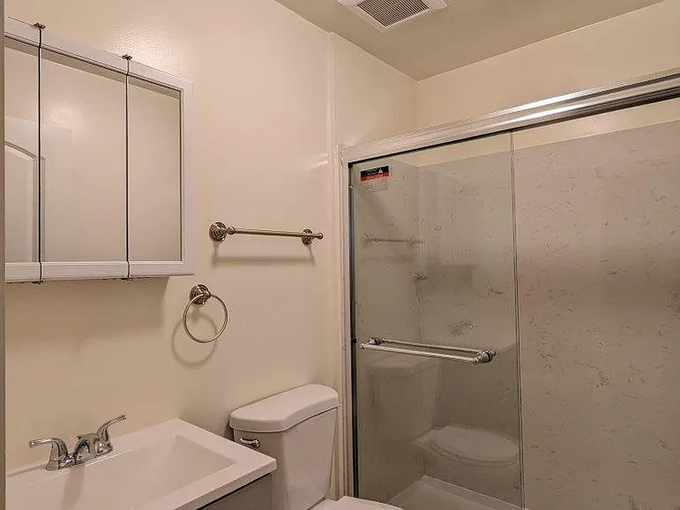 Oxford-Cedar Apartments — Photo 25
