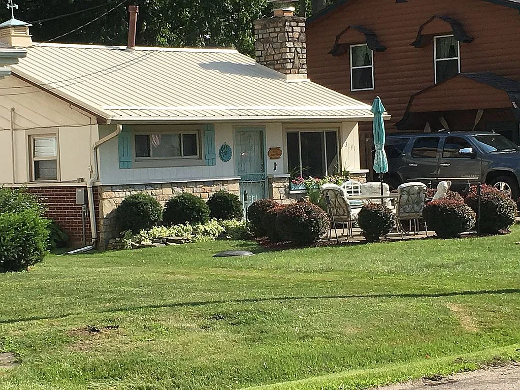 3141 Maple Ave NE photo 1
