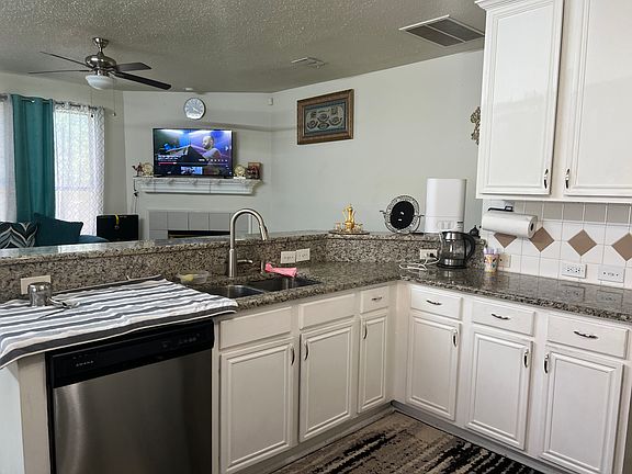 3rd image of 1402 Westglen Dr
