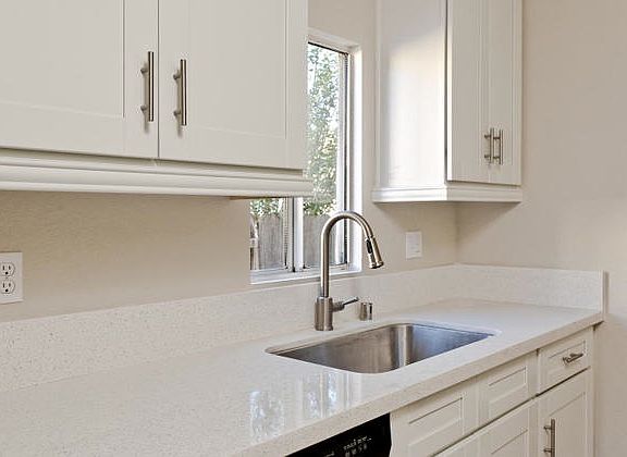 5th image of 303 E McFarlane Dr