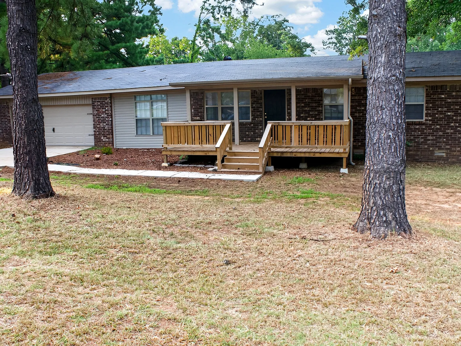 3 bed, 1.5 bath, 1377 sqft, $1,600 — Photo 1