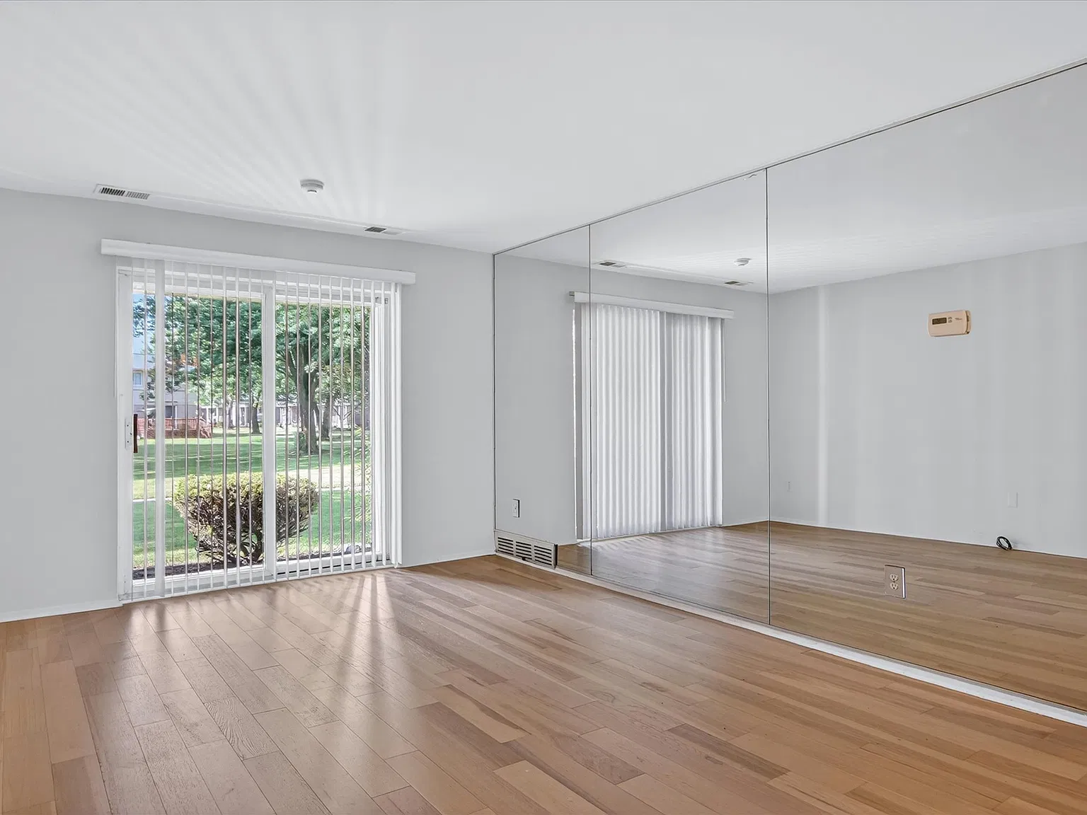 2037 E Franklin Dr — Photo 2