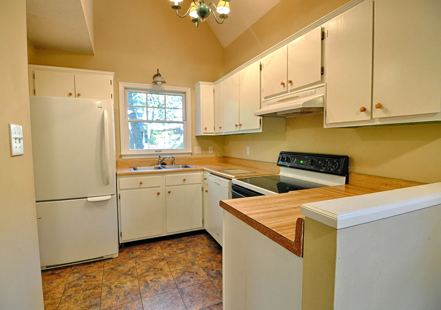 Perfect cul-de-sac Charmer in SW Durham with Fenced Yard — Photo 2