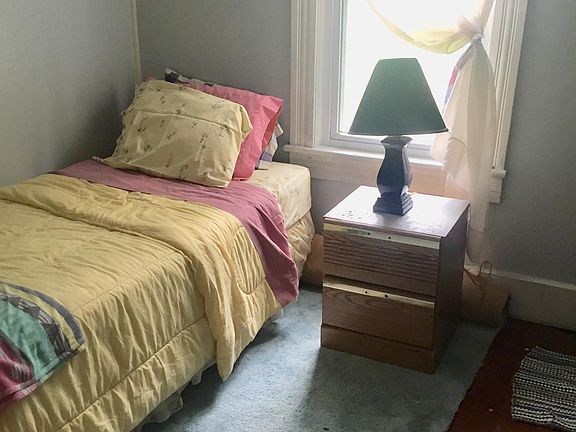 Small bedroom or could be used as an office