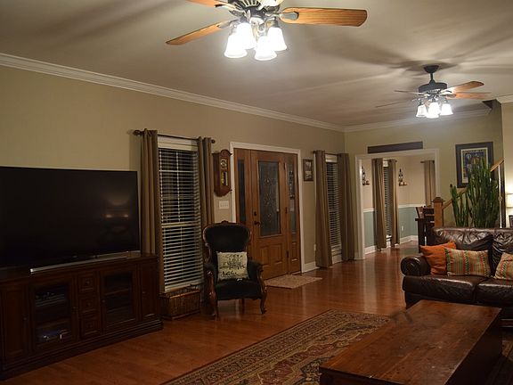 3rd image of 19 Red Oak Ln
