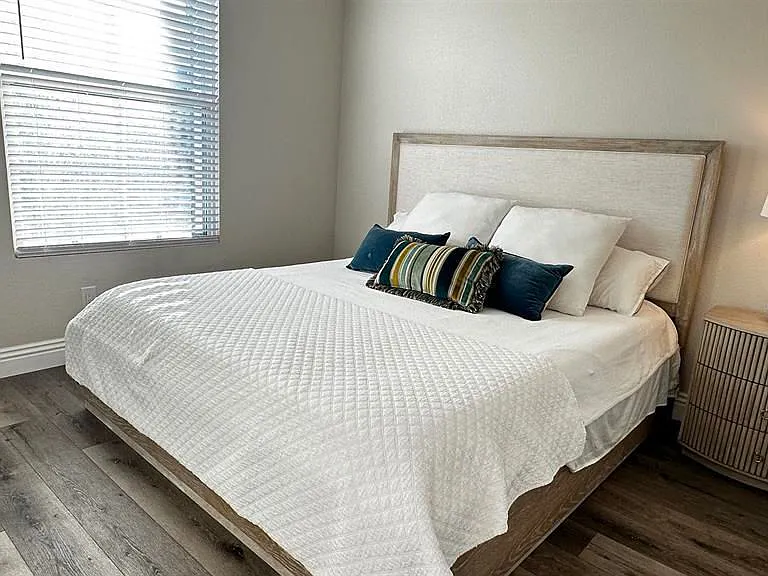 394 Plaza Toluca — Photo 10