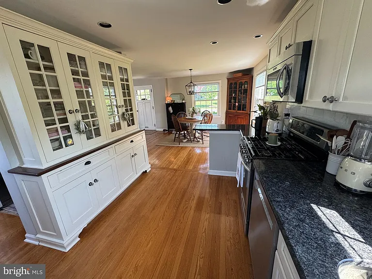 402 Elliger Ave — Photo 16