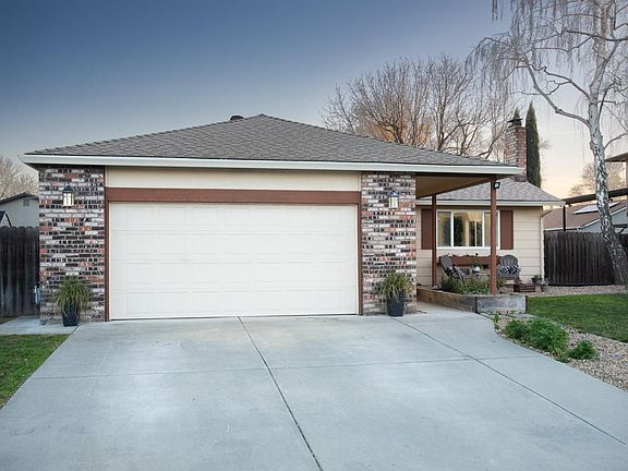3rd image of 570 E Creekside Cir