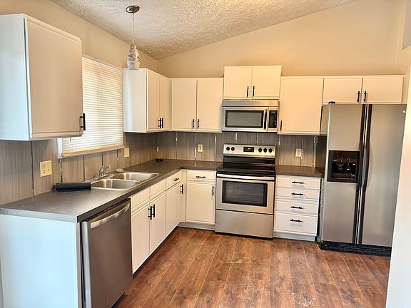3rd image of 15205 Green Ave