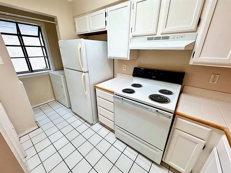 2215 Post Rd #1010 — Photo 7