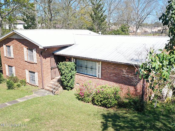 2nd image of 201 Sinclair St