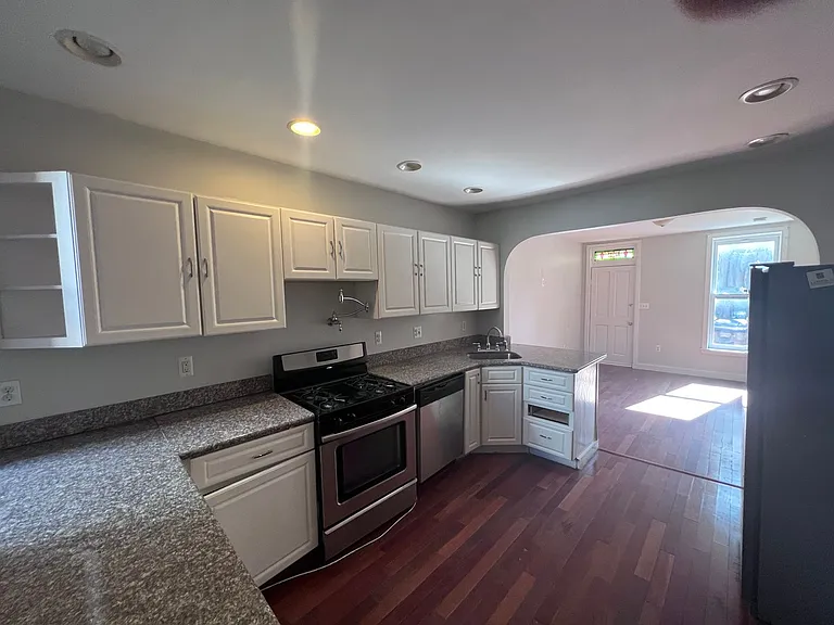 2104 Bank St — Photo 3
