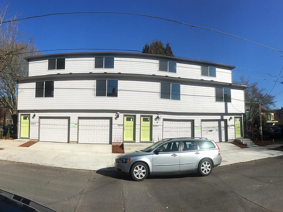 2207 NE Davis St