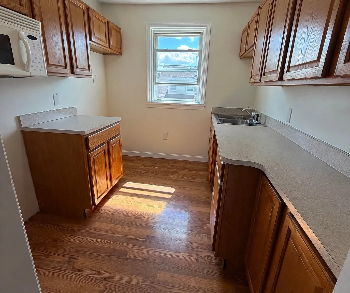 3 bed, 1144 sqft, $2,200 — Photo 3