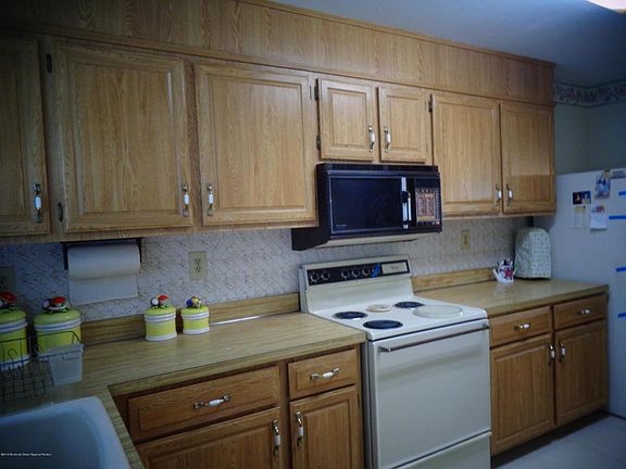 3rd image of 302 Port Royal Dr
