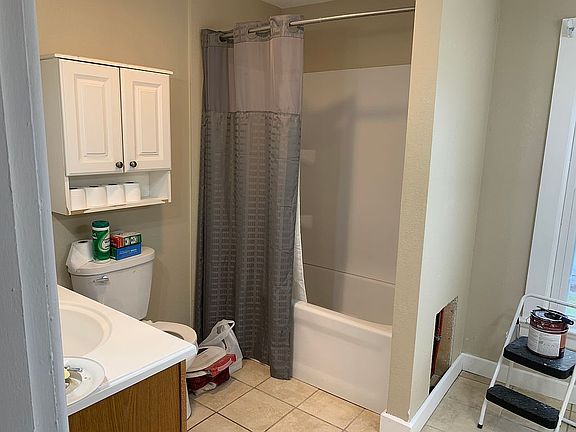 2nd image of 118 Cherry St