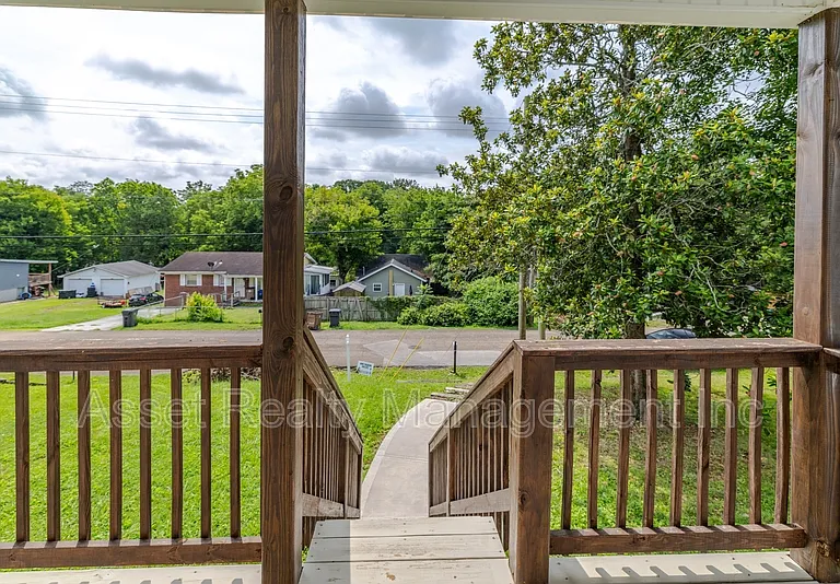 619 Midlake Dr NE — Photo 26