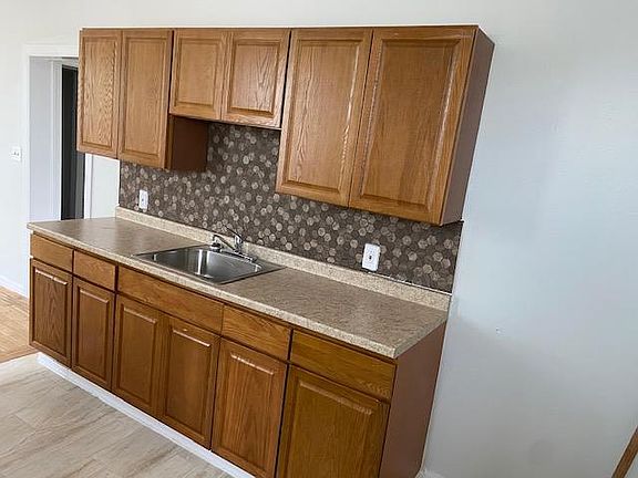 3rd image of 186 Bloomfield Ave #1-2