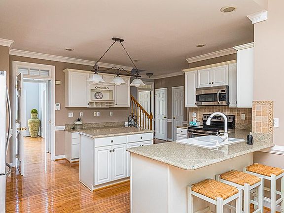 5th image of 6127 Shady Woods Ln