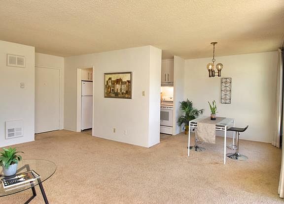 5th image of 904 Peninsula Ave APT 401