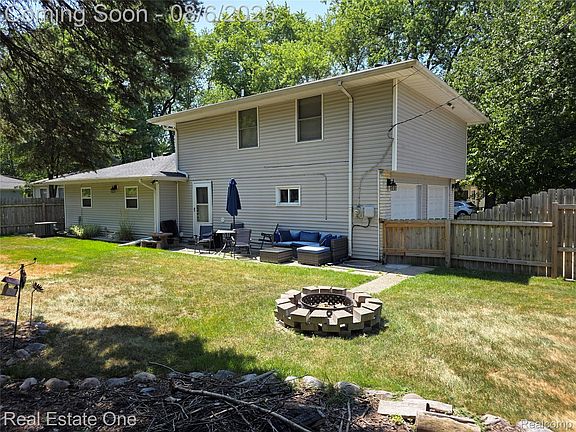 4th image of 3239 Fox Blvd