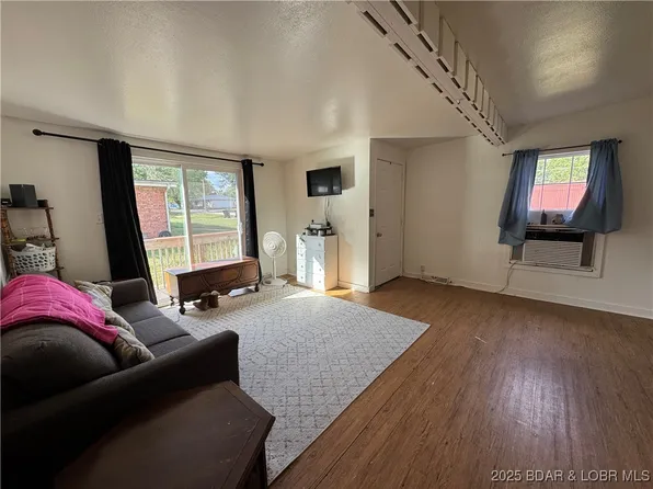 404 & 406 S Hunter St, Versailles, MO 65084