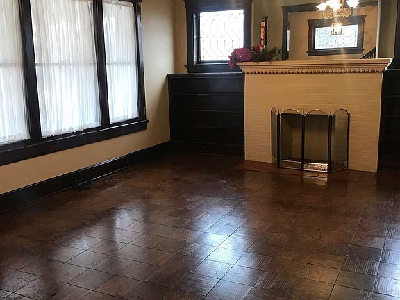 3rd image of 1019 E Saint Clair St