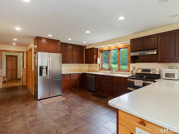 4th image of 13 Woodridge Drive