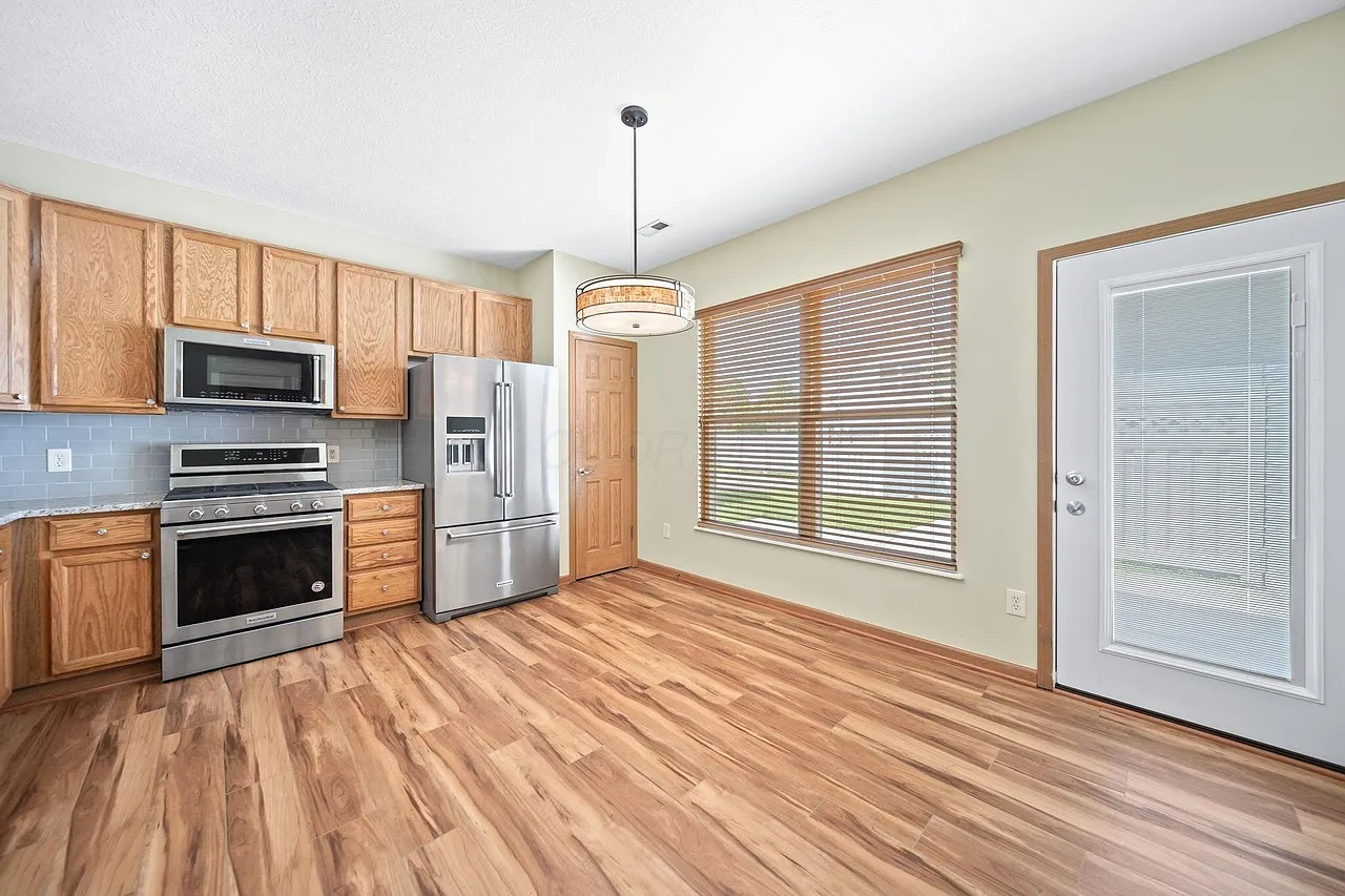 3 bed, 2.5 bath, 2026 sqft, $2,800 — Photo 4