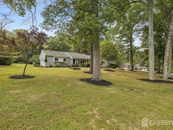 3rd image of 32 Oakland Dr W