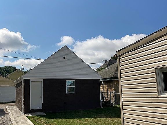 Detached 2 Car Garage