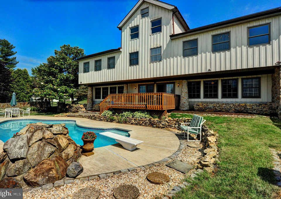 1st image of 204 Southside Cir
