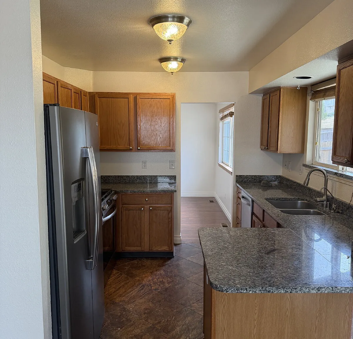 5 bed, 3.5 bath, 2489 sqft, $2,950 — Photo 2