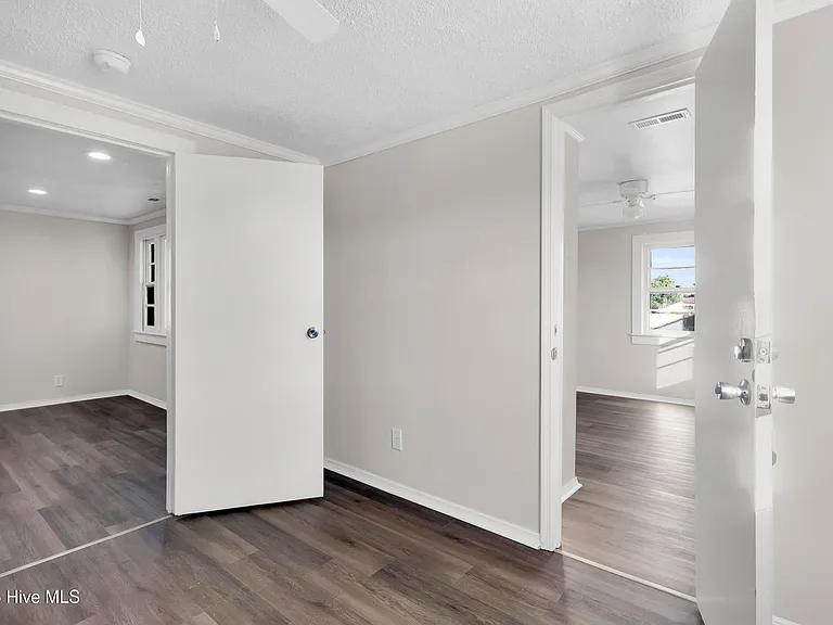 211 Lawson St — Photo 8