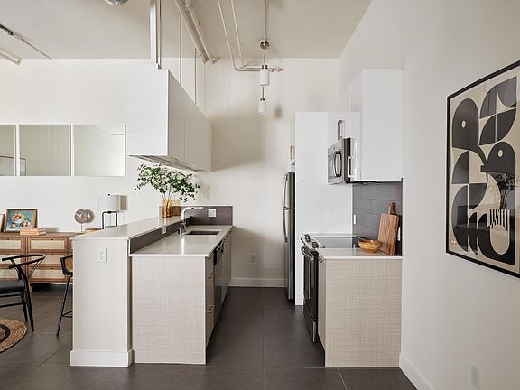 5th image of 939 S Broadway APT 914