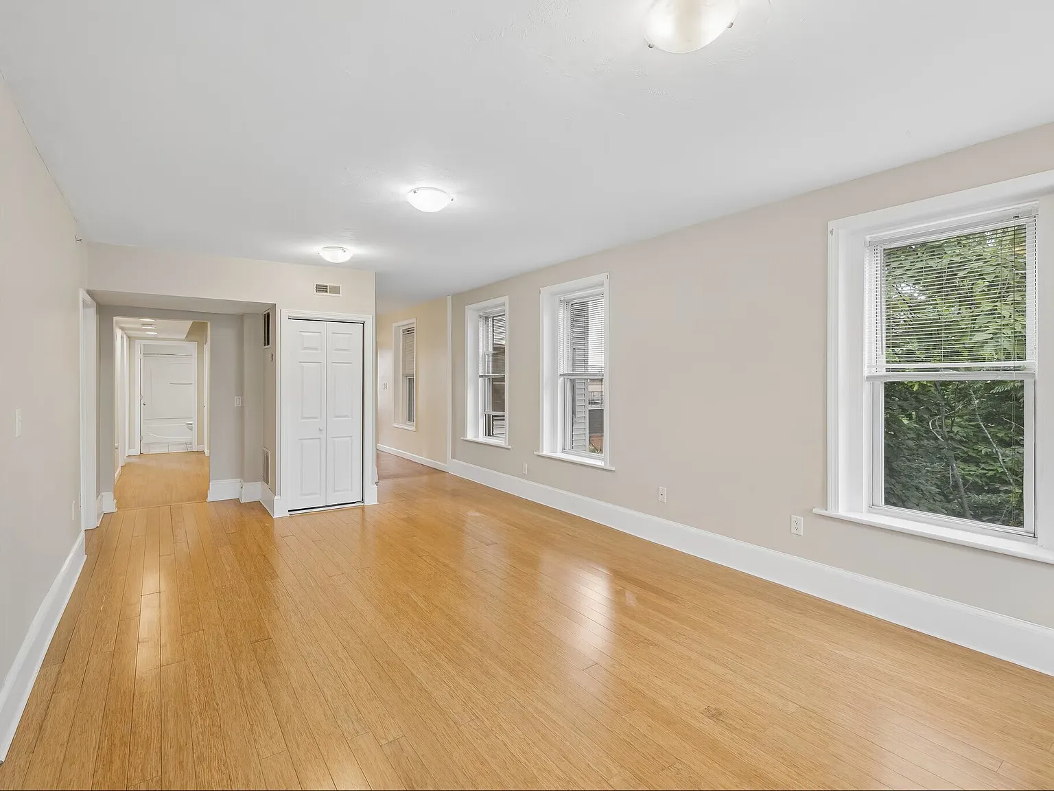 3 bed, 1086 sqft, $1,950 — Photo 2