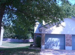 206 NE Churchill St, Lees Summit, MO 64086
