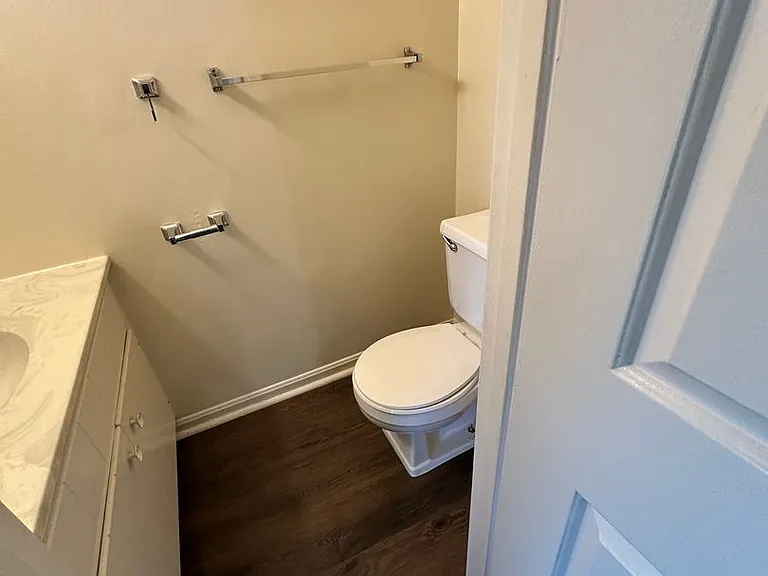 1285 Colonial Rd — Photo 4