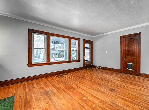 2nd image of 2052 Chesterland Ave #1