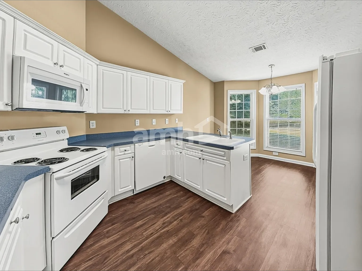 3 bed, 2.0 bath, 1697 sqft, $2,175 — Photo 3