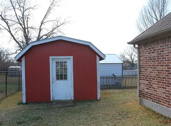 4th image of 115 W Gail Ln