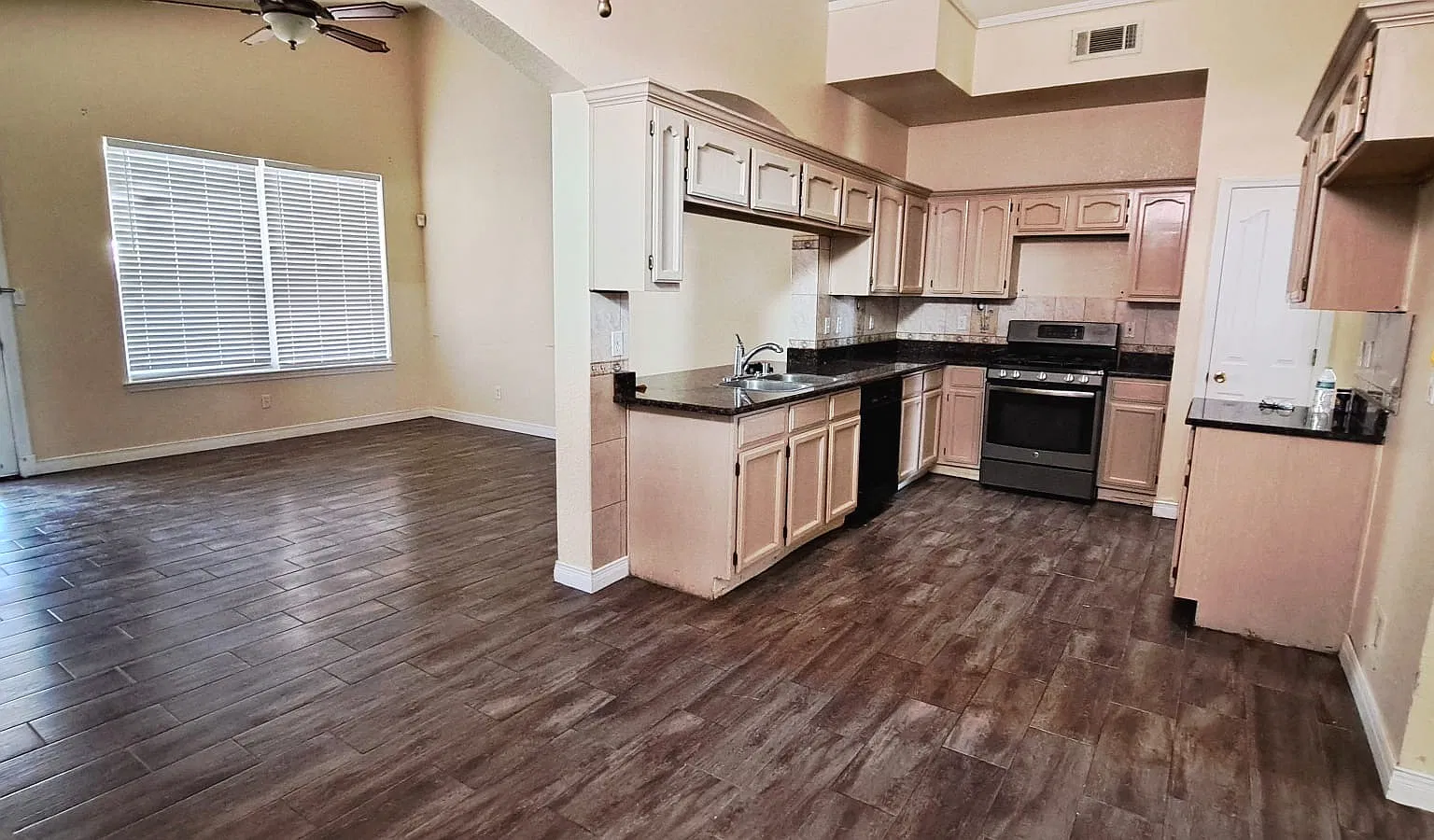3 bed, 1457 sqft, $1,700 — Photo 4